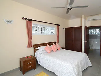 Chalet Surfers Self Catering Takamaka